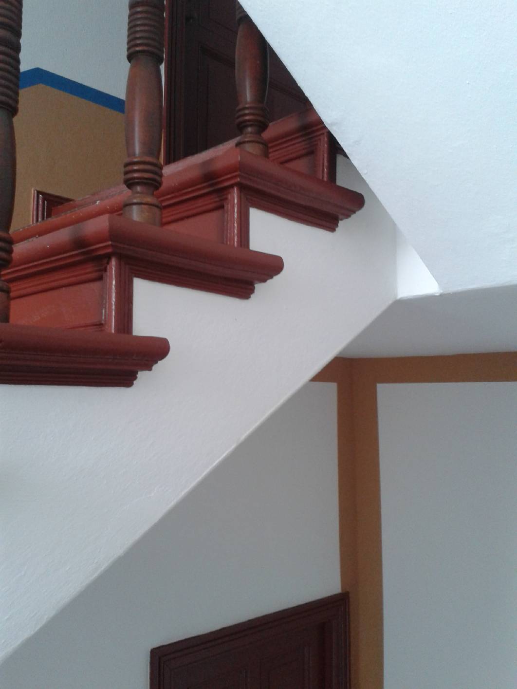 An den Oberwänden hat wurde eine Kassettierung angebracht. Diese hat das Treppenhaus neu gegliedert. Der Begleitstrich trennt den Sockel von der Oberwand. Alle Malerarbeiten wurden von Norbert Schimpf, Malermeister und Spezialist für Altbau und Treppenhäuser ausgeführt.